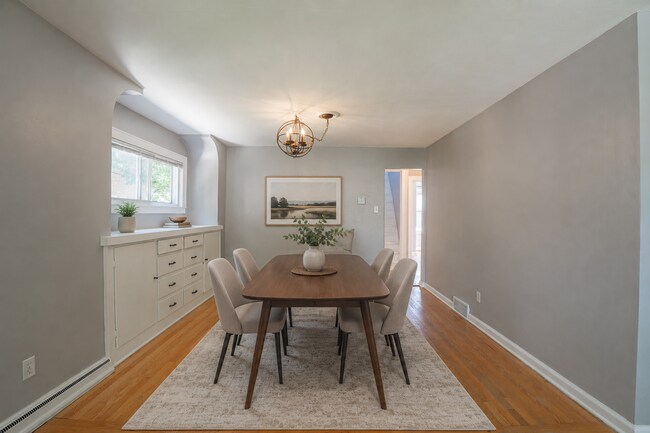 Building Photo - 3 Bed Home in the Heart of Whitefish Bay