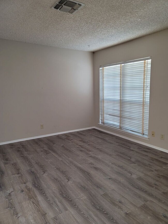 Foto del edificio - Spacious 4 Bedroom Ranch