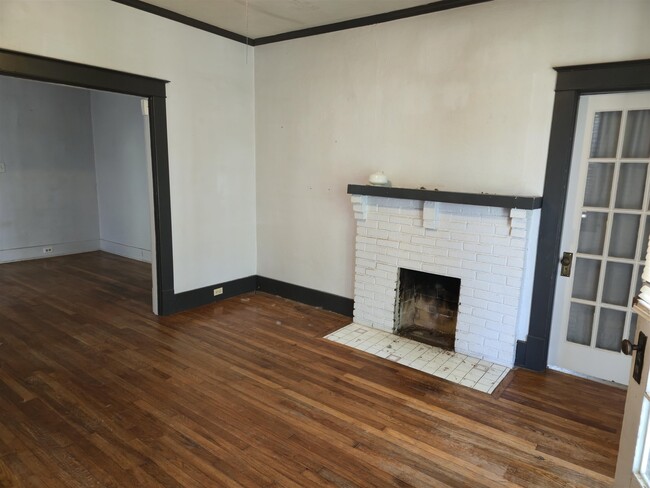 Building Photo - 582 Loeb St