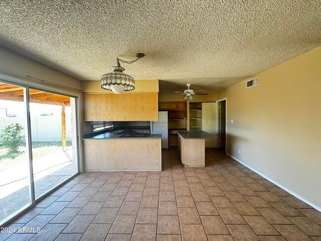 Building Photo - 3801 W Poinsettia Dr