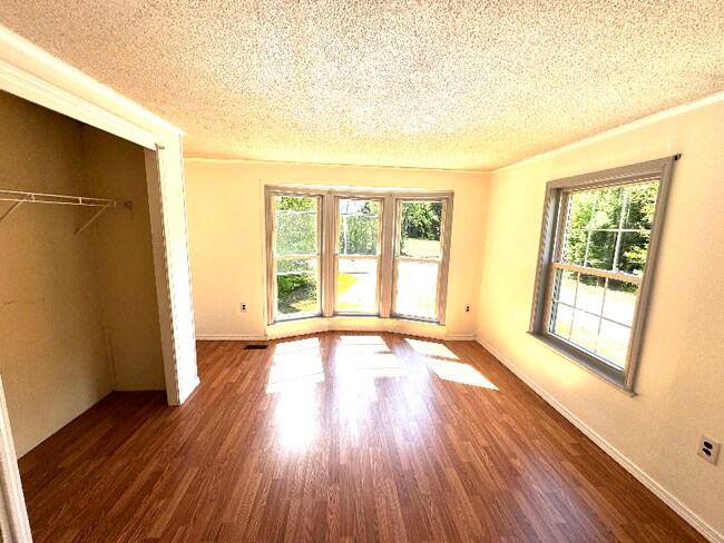 Building Photo - 19 Maple Ln
