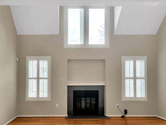 Foto del edificio - Recently Remodeled 3 bed 3 bath in Tuckahoe!