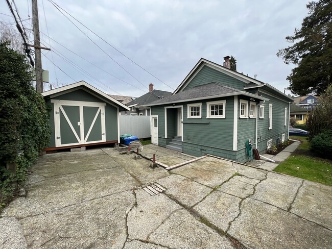 Building Photo - 5511 Brooklyn Ave NE