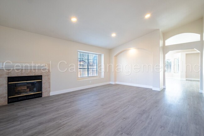 Foto del edificio - 3 Bedroom/2 Bath Home in the Southwest - $2295 Per Month!