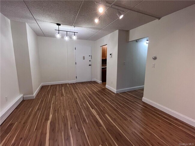 Building Photo - 560 Halstead Ave