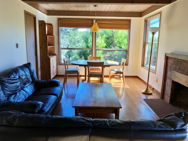 Sala de estar (3 de 3) - 1216 Spruce St