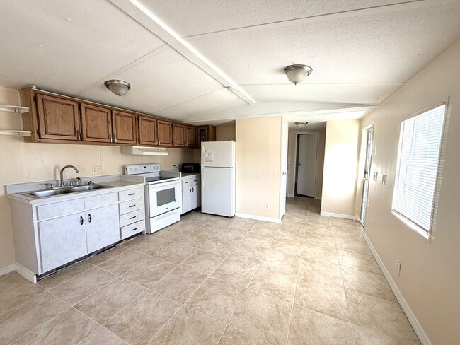 Building Photo - FIRST MONTH'S RENT FREE! 2/1.5 IN SPRINGWO...