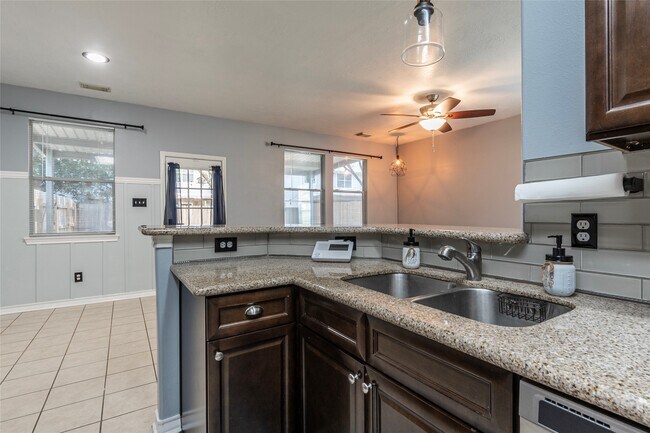 Foto del edificio - 336 Capella Oaks Ln