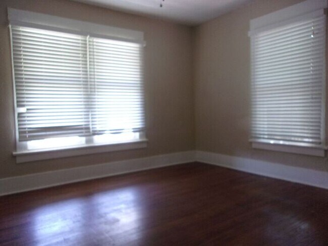 Foto del edificio - 2 BED 1 BATH HOME WESTLAWN PARK ADDITION O...