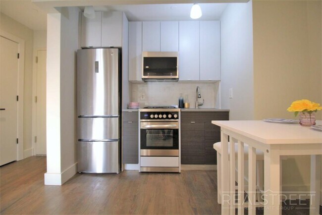 Foto del edificio - Stunning NEW 1 BED in PLG!