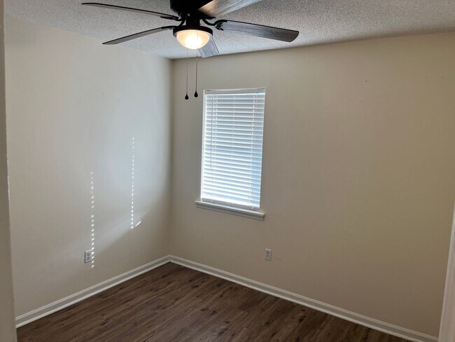 Building Photo - 3 Bedroom Home in Lee County for rent!