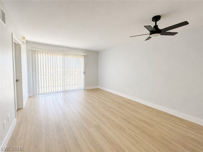 Foto del edificio - 8070 W Russell Rd