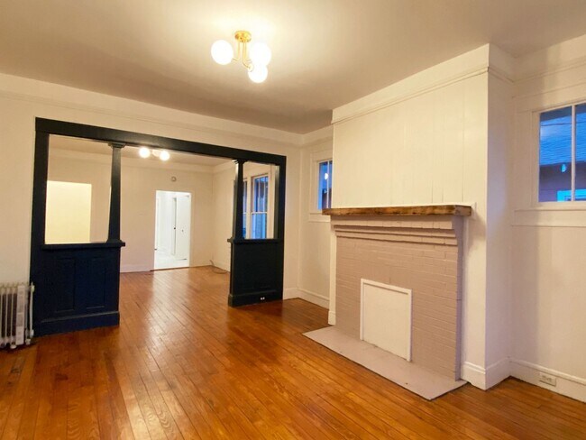 Building Photo - BEAUTIFUL 3 BEDROOM COTTAGE LOCATED IN THE...