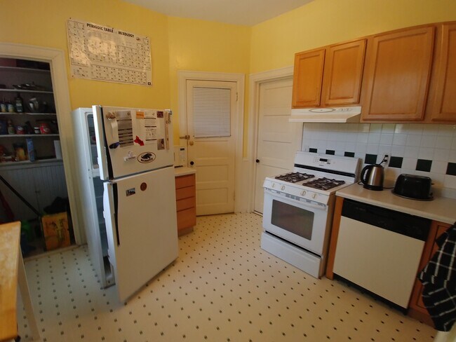 Features pantry and dishwasher - 2594 N Murray Ave