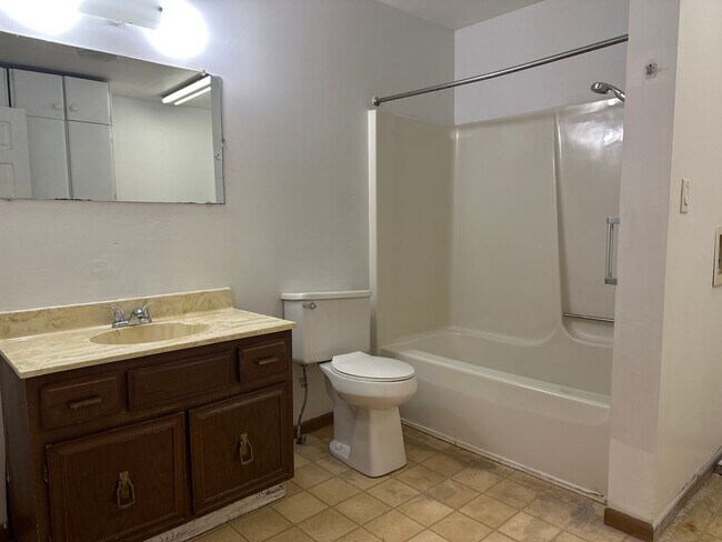 Building Photo - Newly renovated south side 3 BR/2BA locate...