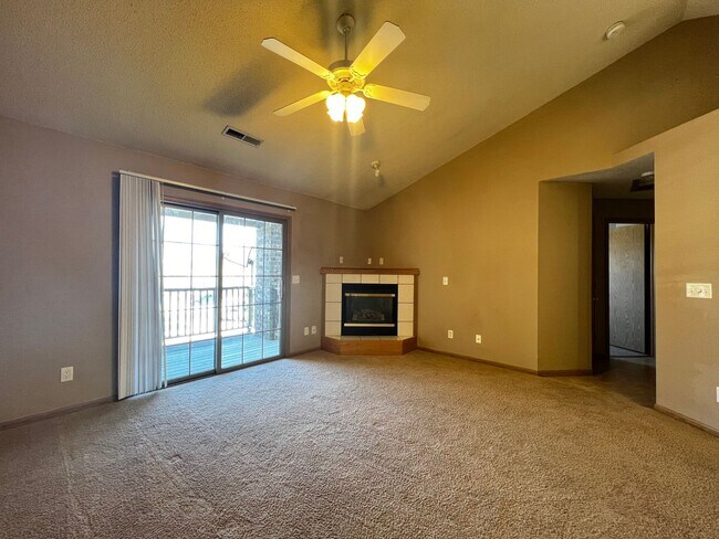 Foto del edificio - $1,250 | 2 Bedroom, 1 Bathroom Condo | Pet...