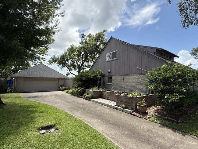 Foto del edificio - 15806 Torry Pines Rd