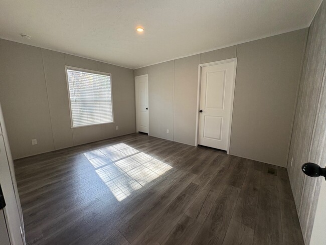 Building Photo - 2404 E Birch Dr