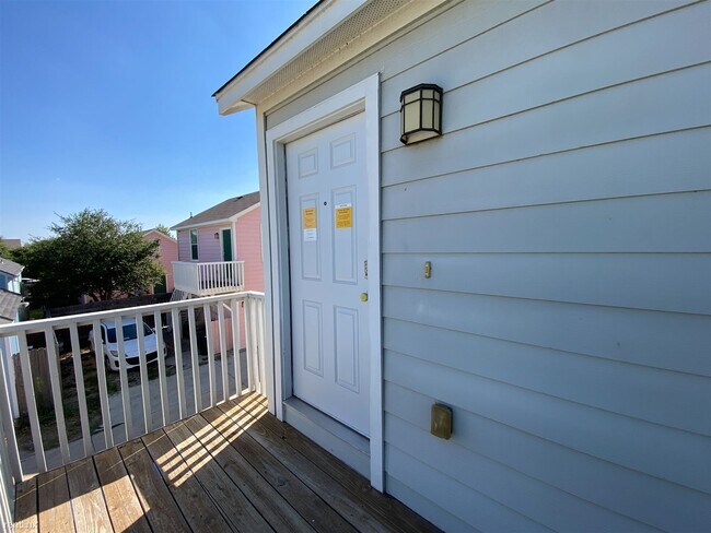 Building Photo - 1 br, 1 bath Townhome - 336 Perry St Garag...