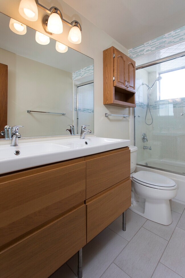 Building Photo - 3733 Riviera Dr
