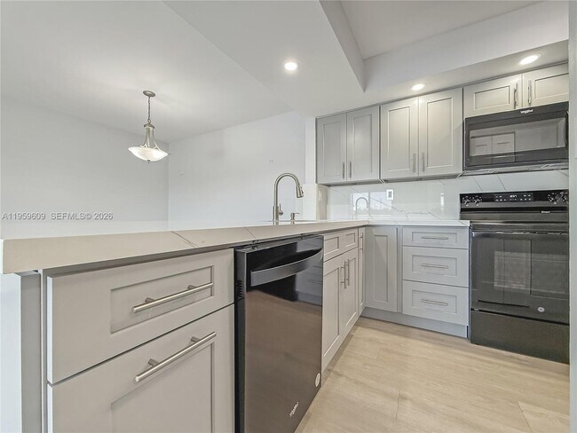 Foto del edificio - 8590 SW 212th St