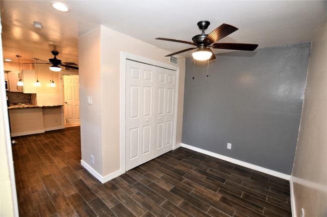 Foto del edificio - 9821 Walnut St