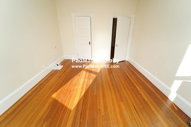Building Photo - 1589 Beacon St