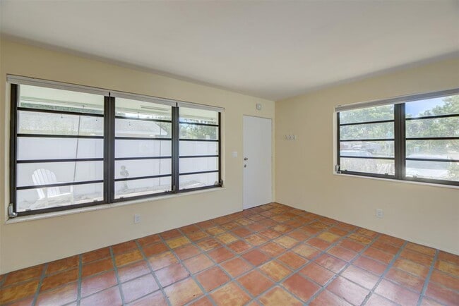 Building Photo - 805 NE 40th St