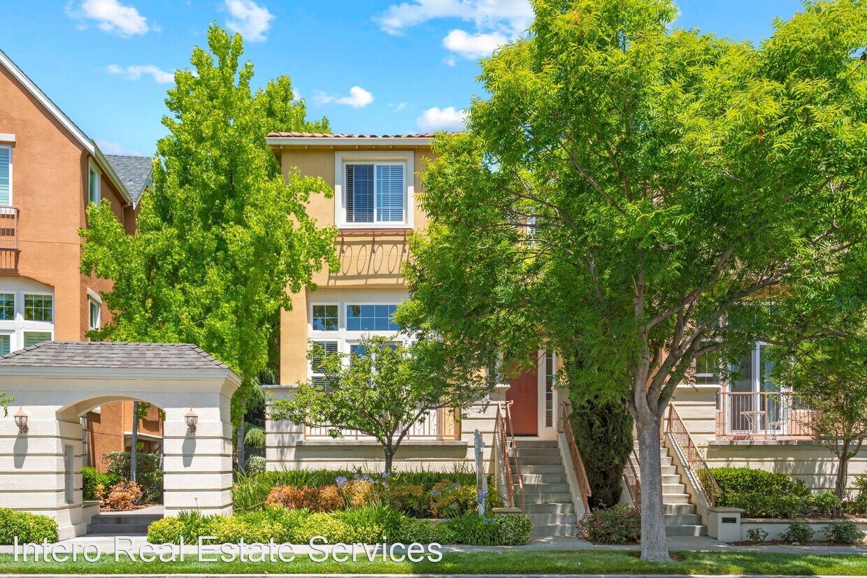Primary Photo - 3 br, 2.5 bath House - 563 Moreland