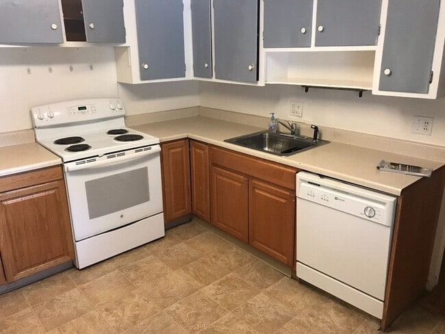 Building Photo - House for August Prelease with Easy Access to CU