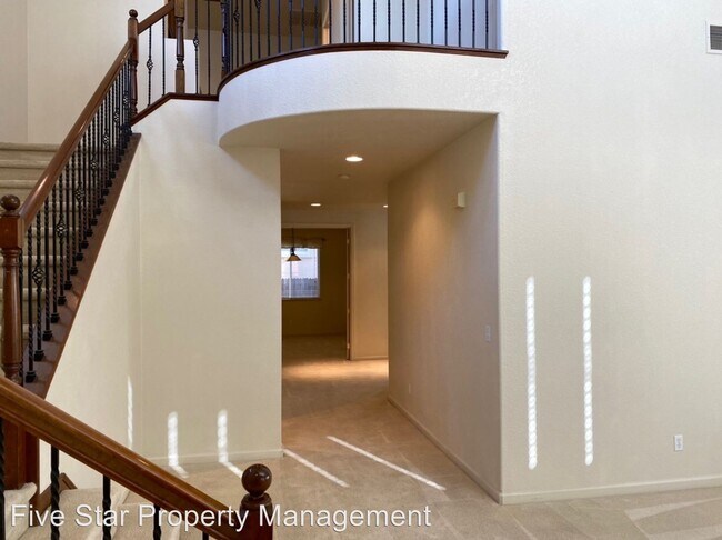 Building Photo - 5 br, 3.5 bath House - 2912 Medinah Way