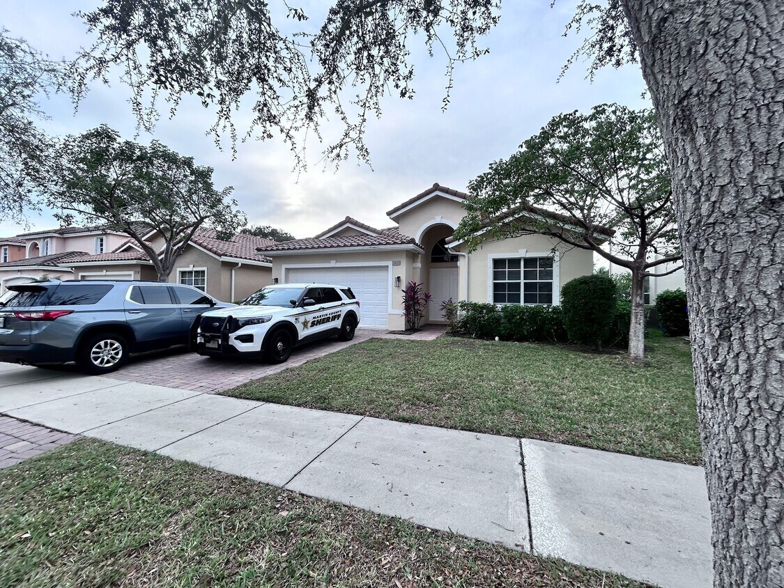 Primary Photo - 2820 SW Butterfly Ln