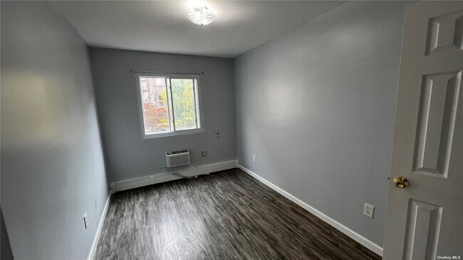 Building Photo - 123 Watkins St