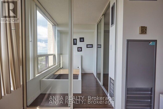 Photo du bâtiment - 5765 Yonge St