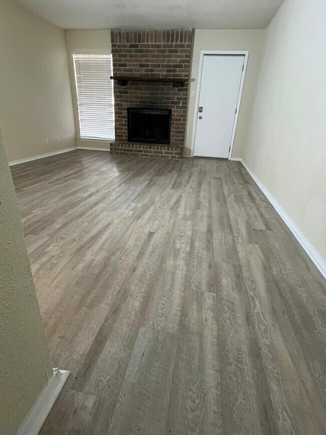 Building Photo - 909 Betsy Ross Dr