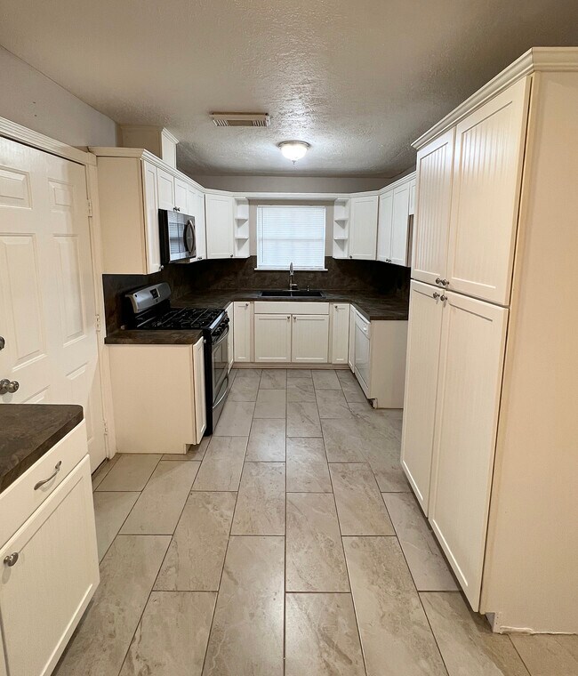 Kitchen - 2703 Thomas Ave
