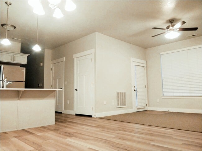 Building Photo - 618 N Sun Peak Dr