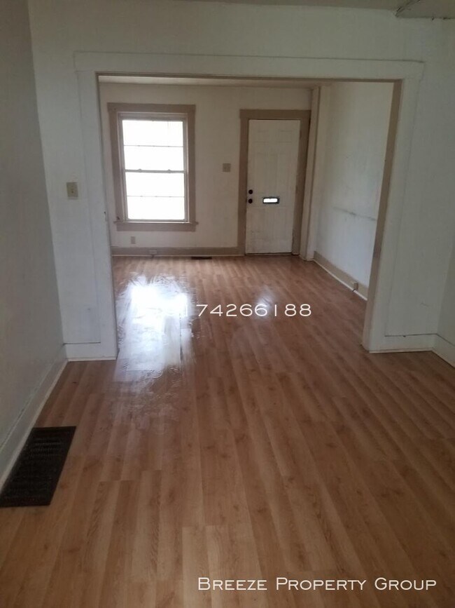 Building Photo - Nice 2 bed 2 bath with off-street parking