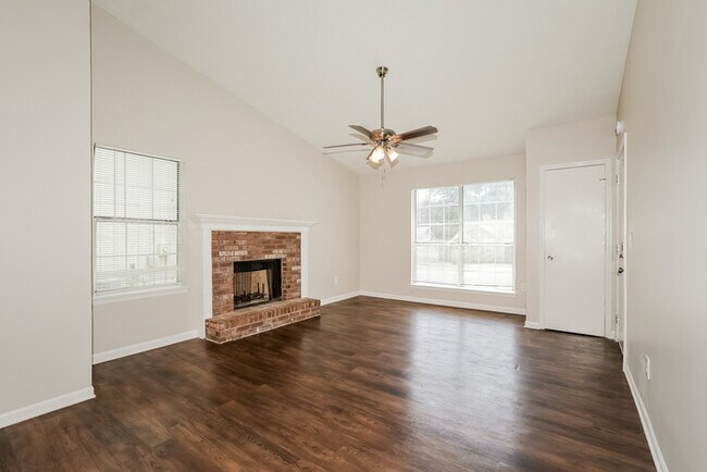 Foto del edificio - Beautiful 3-Bedroom Home with 2-Car Garage
