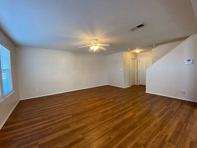 Building Photo - Nice 3BR 2 Story - Great Location