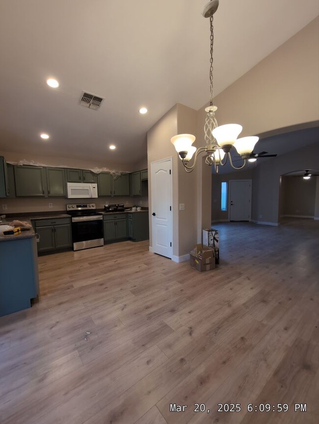 Building Photo - SPACIOUS and beautifully remodeled home! E...