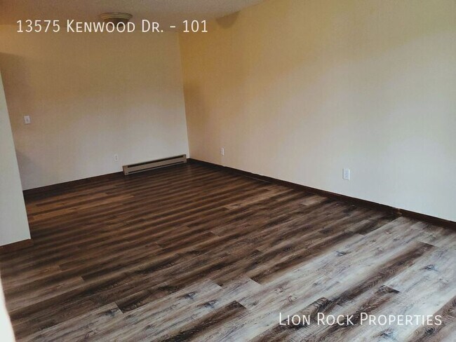 Foto del edificio - 13575 Kenwood Dr N