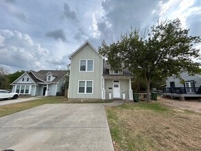 Building Photo - 735 Meadow Ln