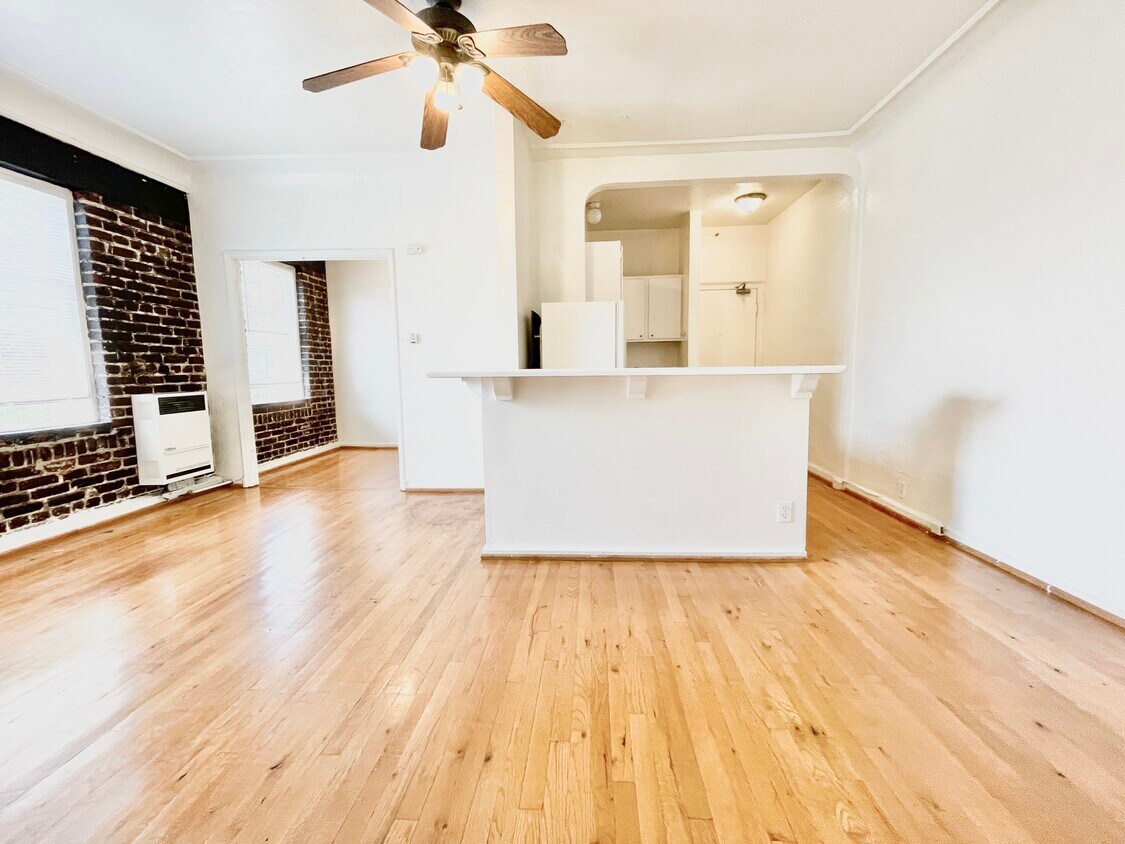 Primary Photo - 1055 Sanborn Ave