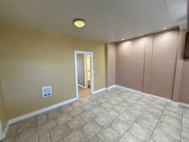 Building Photo - 291 Clay St W