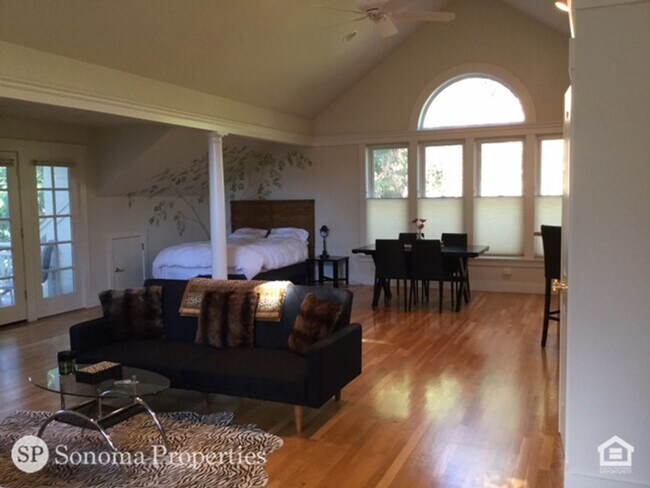 Building Photo - Stunning Spacious 1bd Apartment