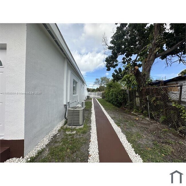 Building Photo - 1136 NW 55th St