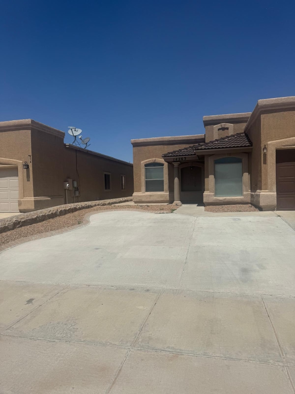 Foto del edificio - 14263 Hacienda Rock Dr