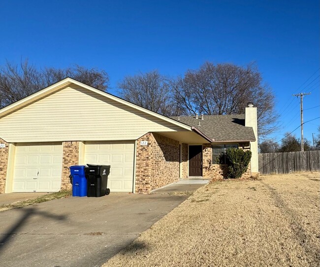 Building Photo - Beautiful 3 bedroom 2 bath Duplex!