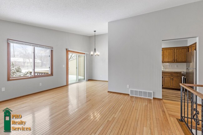 Building Photo - 2 Bedroom Townhome